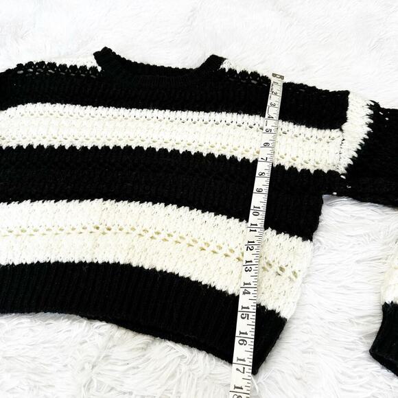 Forever 21 Cropped Black and White Knitted Sweater Size Small - Picture 4 of 7